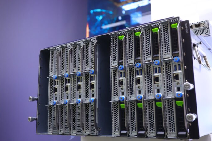 Gigabyte B683 6U Server